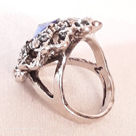 Large Cocktail Ring Central Blue Stone Surrounding Black Rhinestones - Picture 6 of 7